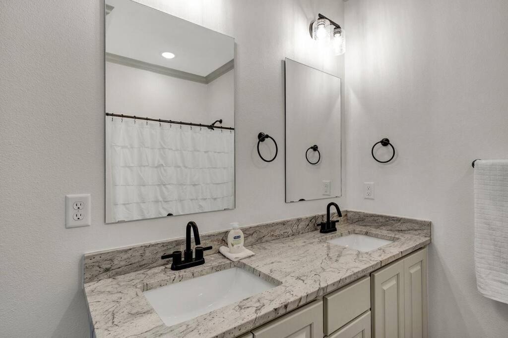 Villa Alamo Luxury Living Up To 11 Tyler Exterior foto